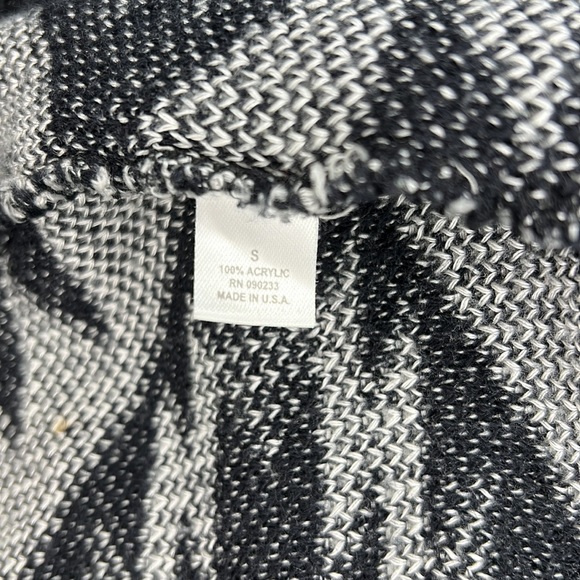 NEW Kirra Black & White Aztec Print Short Sleeve Open Front Cardigan Sweater - Picture 5 of 6